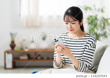 スマホを使う若い女性。 スマホを使う若い女性。 118287643
