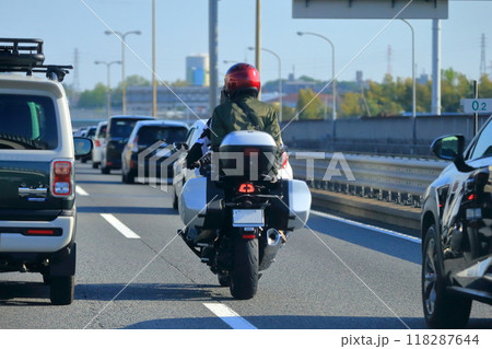 高速道路を走行中のオートバイ 118287644
