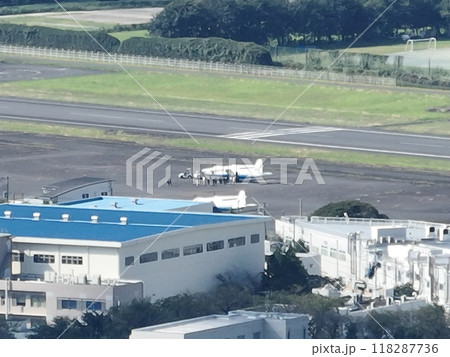 【空から見る調布飛行場】 機内に乗り込む人たち 【空から見る調布飛行場】 機内に乗り込む人たち 118287736