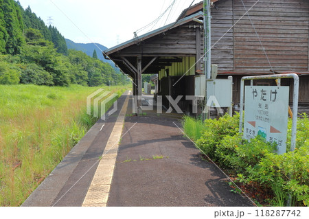 運休が続き雑草で埋もれた肥薩線の矢岳駅(熊本県人吉市) 運休が続き雑草で埋もれた肥薩線の矢岳駅(熊本県人吉市) 118287742