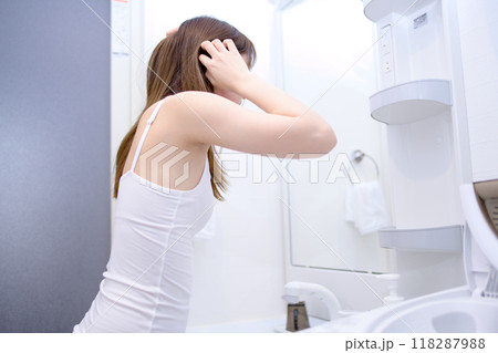 朝に洗面所で髪を整えながら歯磨きをする若い女性 整髪 歯磨き 出かける準備 キャミソール 朝に洗面所で髪を整えながら歯磨きをする若い女性 整髪 歯磨き 出かける準備 キャミソール 118287988