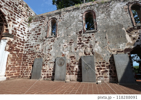 マラッカ　セント・ポール教会の石板 118288091