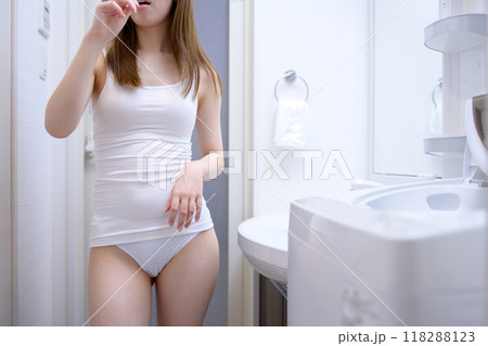 朝に洗面所で歯磨きをする若い女性 歯磨き 出かける準備 キャミソール 朝に洗面所で歯磨きをする若い女性 歯磨き 出かける準備 キャミソール 118288123