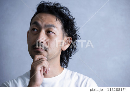グレーバックで考える髭男性のクローズアップ 118288174