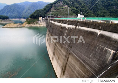 美しい曲線形状のアーチ式ダム… 大自然の中に水を湛える『川治ダム』 118288229