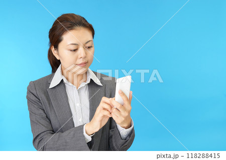 スマートフォンを持つ女性 スマートフォンを持つ女性 118288415