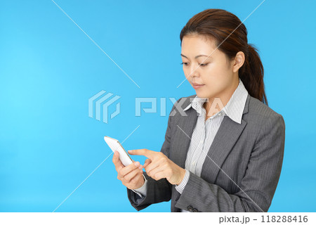 スマートフォンを持つ女性 118288416