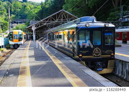 蒼い列車で大人旅～世界遺産『紀伊山地の霊場と参詣道』吉野駅へ … 近鉄観光特急【青の交響曲】 118288440