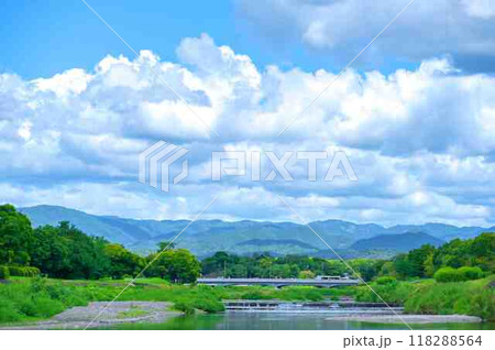 夏の終わり 鴨川と北山の風景 夏の終わり 鴨川と北山の風景 118288564
