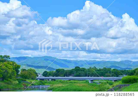 夏の終わり 鴨川と北山の風景 夏の終わり 鴨川と北山の風景 118288565
