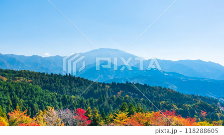 妻籠宿～馬籠宿トレイル（秋）：恵那山を望む 118288605