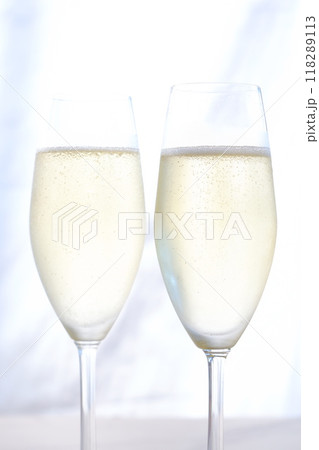 シャンパン（スパークリングワイン）が注がれたフルートグラス 118289113