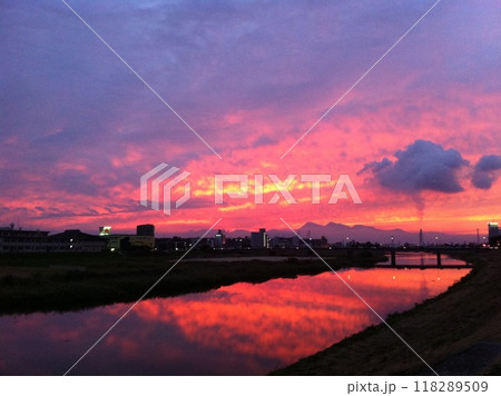 夕焼けに染まる河川敷 夕焼けに染まる河川敷 118289509