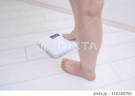 体重を計る女性　体重計に乗る足元 118289760
