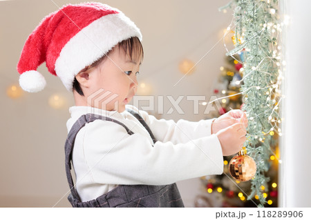 クリスマスの飾りつけをする1歳児 クリスマスの飾りつけをする1歳児 118289906