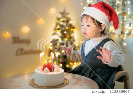クリスマス ケーキのろうそくを見つめる1歳児 クリスマス ケーキのろうそくを見つめる1歳児 118289907