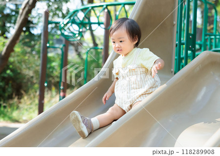 滑り台で遊ぶ1歳児 滑り台で遊ぶ1歳児 118289908