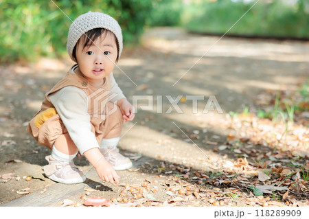 どんぐりを拾う1歳児 118289909