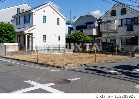 住宅街の空き家を取り壊し更地にした土地 住宅街の空き家を取り壊し更地にした土地 118289925