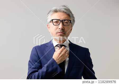身だしなみを整えるビジネスマン 118289976