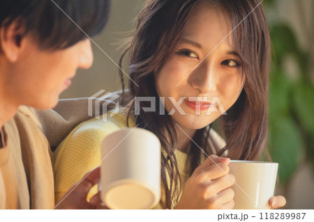 部屋でくつろぐ若いカップル 118289987