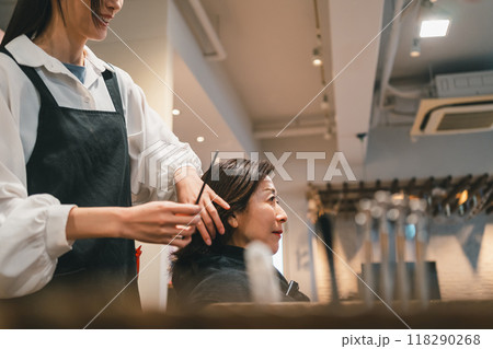 ヘアサロンと大人女性 ヘアサロンと大人女性 118290268
