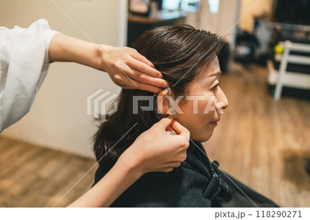 美容室でヘアカラーの準備でイヤーキャップをされる大人女性 118290271