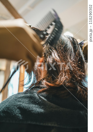 美容室のヘアカラー 118290302