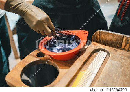 カラー剤をヘアカラーブラシにとる美容師の手 118290306