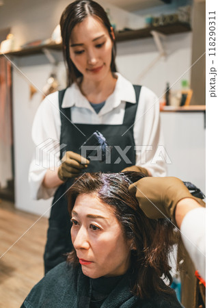 美容院で白髪染め 美容院で白髪染め 118290311