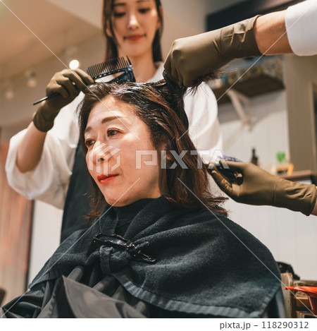 美容院で白髪染め 美容院で白髪染め 118290312