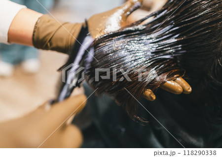 薬剤を塗布するヘアカラー専門店の美容師 118290338