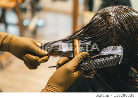 薬剤を塗布するヘアカラー専門店の美容師 薬剤を塗布するヘアカラー専門店の美容師 118290339