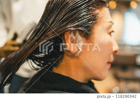 ヘアカラーの時につけるイヤーキャップ 118290342