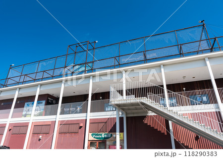 ヴィクトリアゴルフ三鷹野崎店の裏側 夏晴れの青空 東京都三鷹市野崎 ヴィクトリアゴルフ三鷹野崎店の裏側 夏晴れの青空 東京都三鷹市野崎 118290383