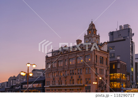 京都の夏の風物詩 鴨川納涼床 夕景 京都の夏の風物詩 鴨川納涼床 夕景 118290717