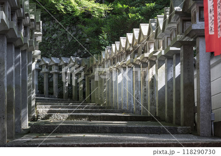 奈良　朝護孫子寺　石灯籠がずらりと並ぶ参道 118290730