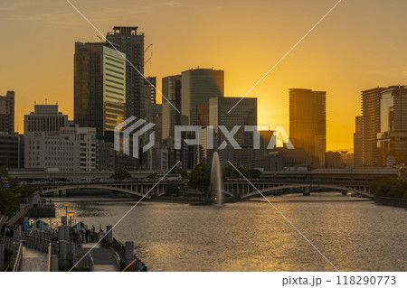 天満橋から見える中之島の美しい夕景 118290773