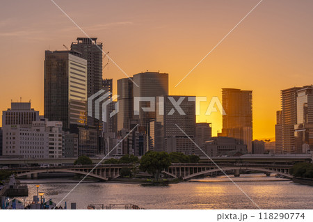 天満橋から見える中之島の美しい夕景 118290774