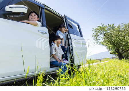 車から顔を出す子ども 車から顔を出す子ども 118290783
