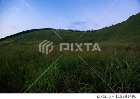 2024年初秋曽爾高原の夕景 俱留尊山と亀山の夕景から夜景まで 大空を流れゆく雲#65 2024年初秋曽爾高原の夕景 俱留尊山と亀山の夕景から夜景まで 大空を流れゆく雲#65 118291496