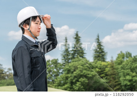 公園・森林にいる作業着姿の若いアジア人男性（林業・電気工事士・保守・点検） 118292050