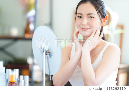 リビングでスキンケアをする若い女性 リビングでスキンケアをする若い女性 118292119