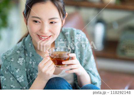 リビングでくつろぐ若い女性 118292148