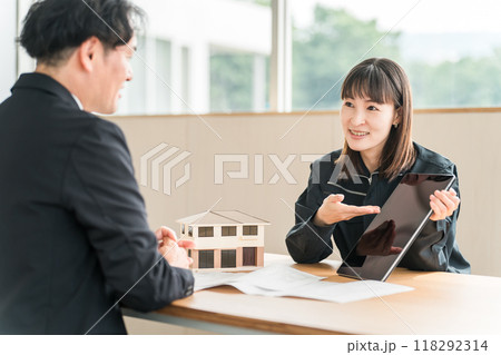 タブレットを使い提案・案内する作業着姿のアジア人女性 タブレットを使い提案・案内する作業着姿のアジア人女性 118292314