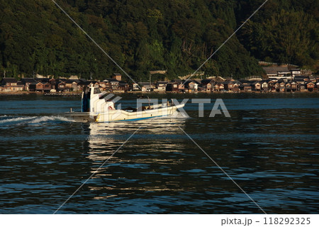 伊根湾の朝走る小舟 118292325