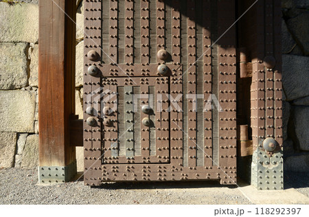 二条城　南中仕切門の鉄扉　京都市中京区 118292397