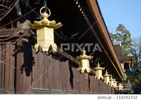 北野天満宮　本殿回廊の吊り灯籠　京都市上京区 118292532