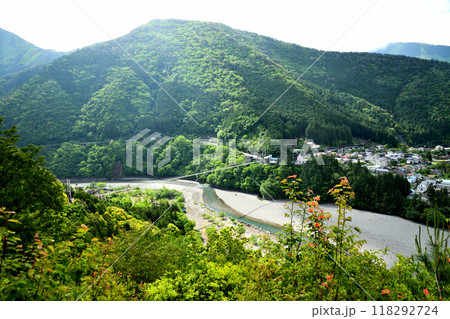 森山展望台から谷瀬の吊り橋を望む 【奈良県十津川村】 森山展望台から谷瀬の吊り橋を望む 【奈良県十津川村】 118292724