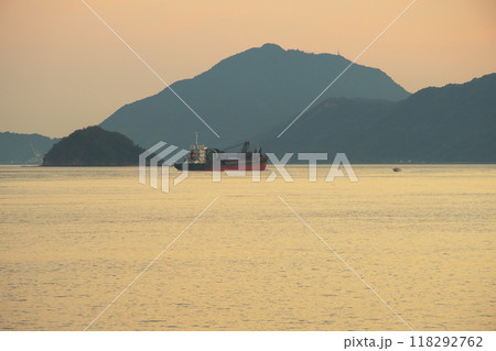夕暮れの瀬戸内海を航行する船のズーム撮影 夕暮れの瀬戸内海を航行する船のズーム撮影 118292762